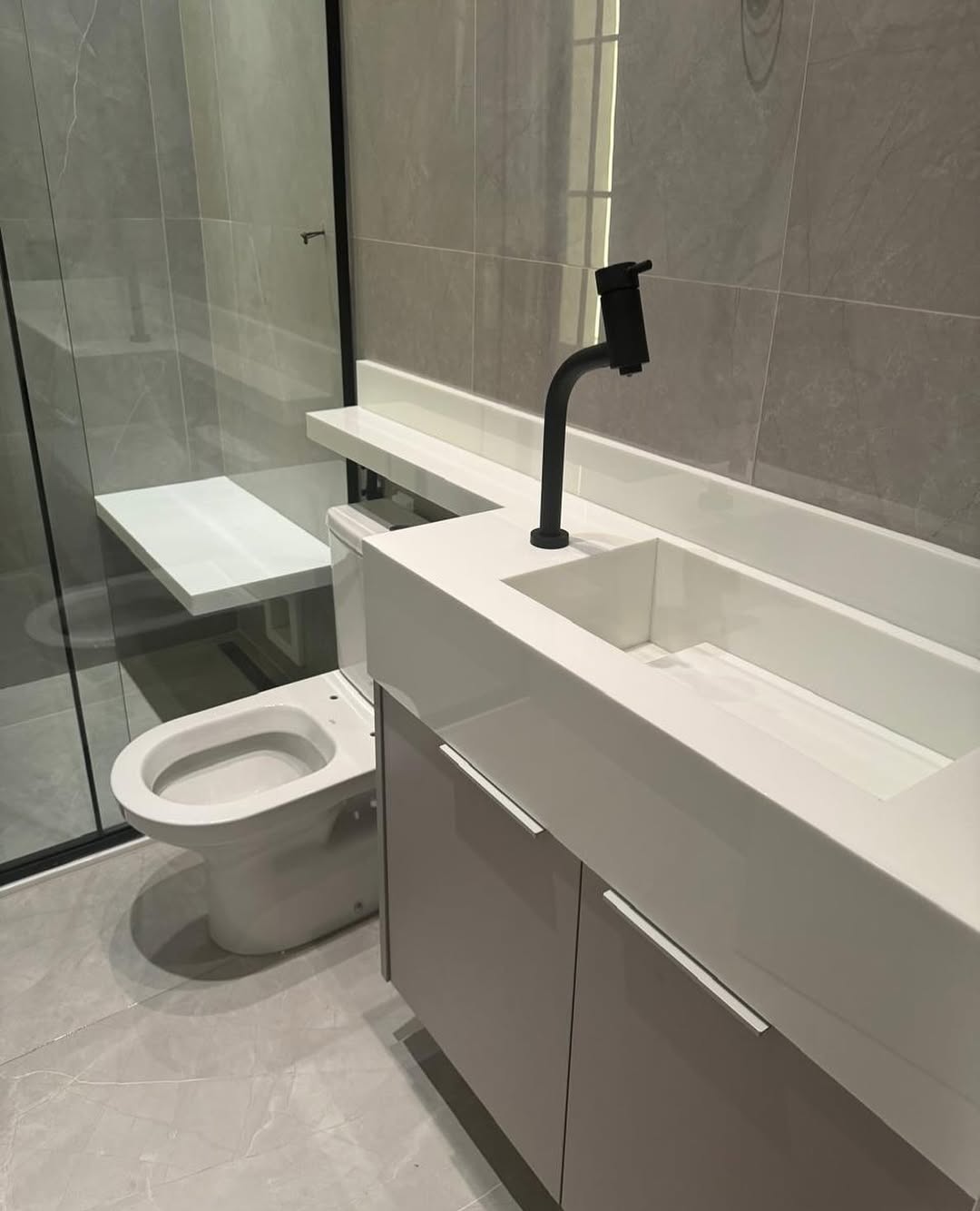 Lavatório de banheiro em quartzo branco